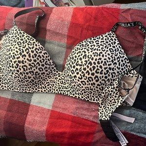 Victoria’s Secret t-shirt lightly lined wireless bra